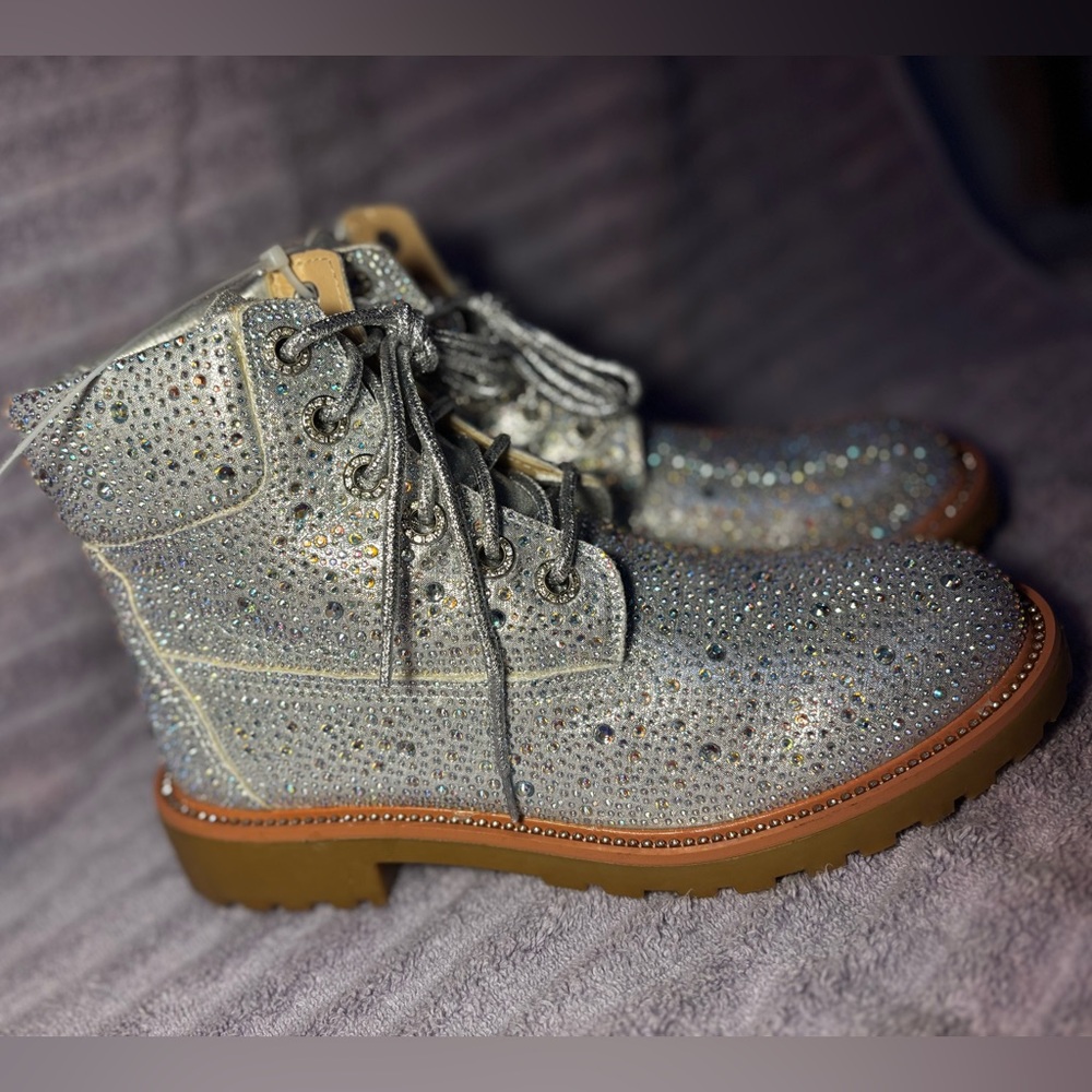 GORGEOUS, BRAND NEW Sparkling Silver Ankle Boots, size 7🩵 cute n stylish!